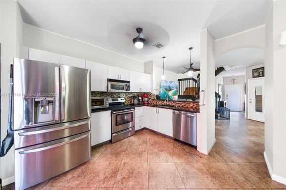 3869 NW 92nd Ave, Sunrise FL 33351