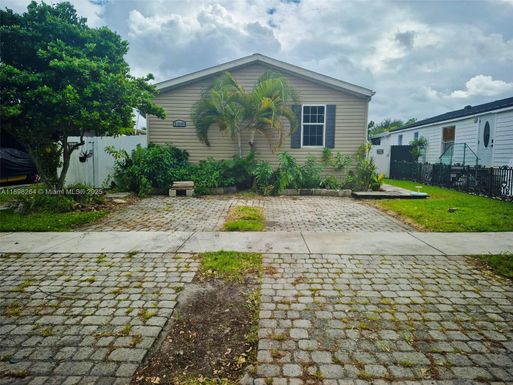 21640 NW 3rd Pl, Pembroke Pines FL 33029