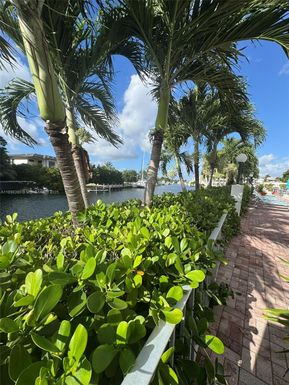 401 SE Golden Isles Dr # 910, Hallandale Beach FL 33009