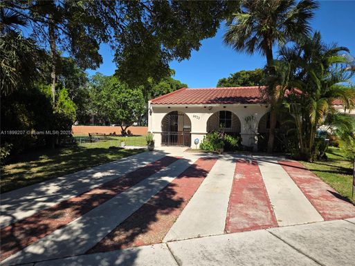 6923 Holly Rd, Miami Lakes FL 33014