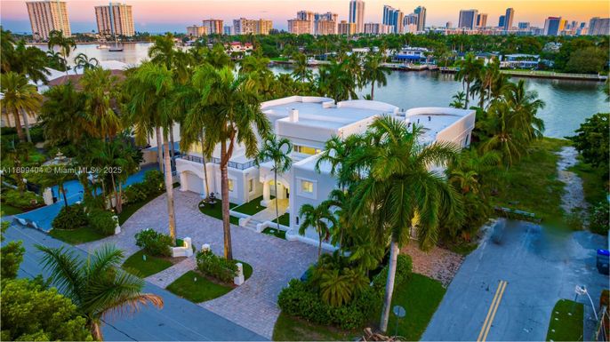 929 N Southlake Dr, Hollywood FL 33019