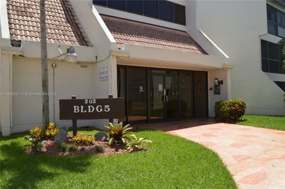 303 Racquet Club Rd # 113, Weston FL 33326