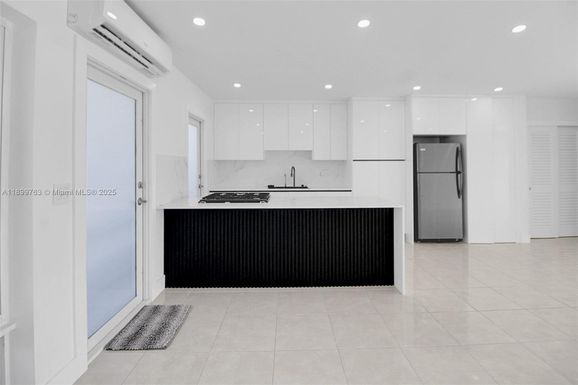 2700 NE 135th St # 12, North Miami FL 33181