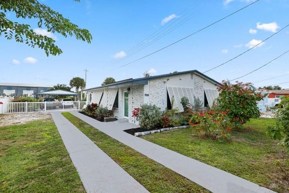 709 NW 7th St, Dania Beach FL 33004