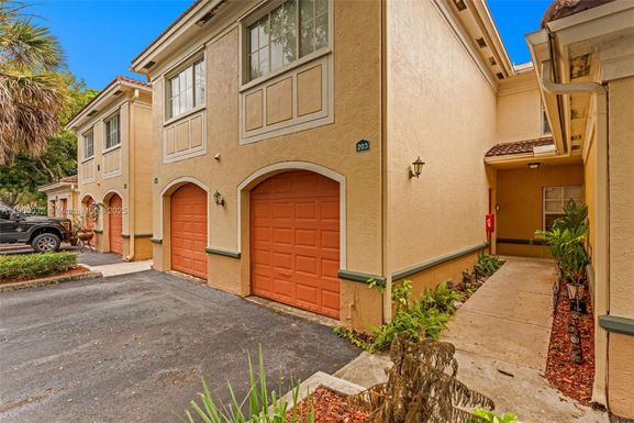 2464 Centergate Dr # 203, Miramar FL 33025