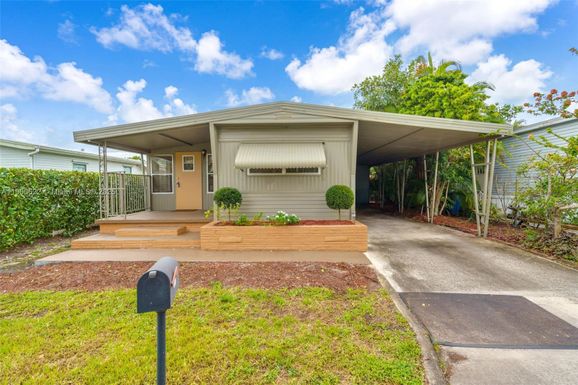 8360 SW 21st St, Davie FL 33324