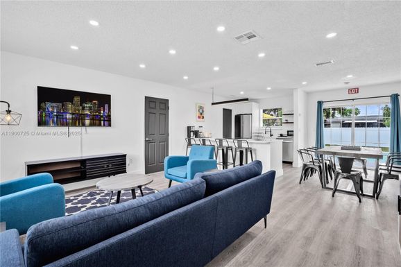 7471 Hope St, Hollywood FL 33024