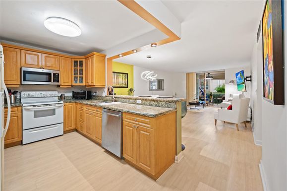 424 SE 10th St # 104, Dania Beach FL 33004