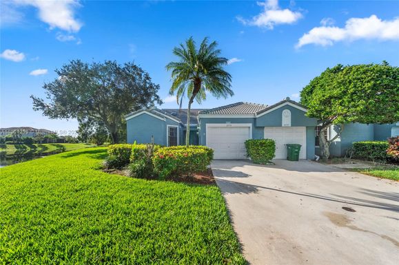8220 Waterford Ln, Tamarac FL 33321