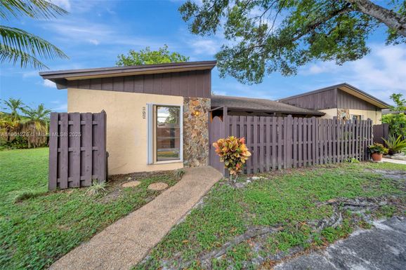 616 Briarwood Cir, Hollywood FL 33024