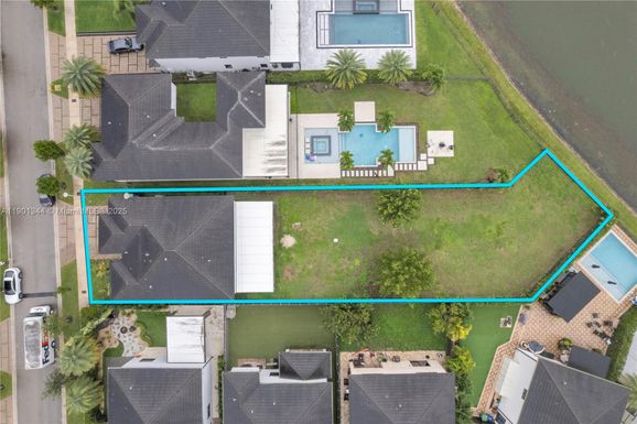 8822 NW 161st Ter, Miami Lakes FL 33018