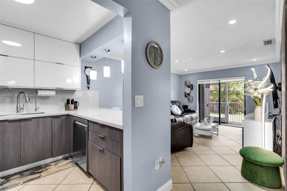 8425 NW 8th St # 109, Miami FL 33126