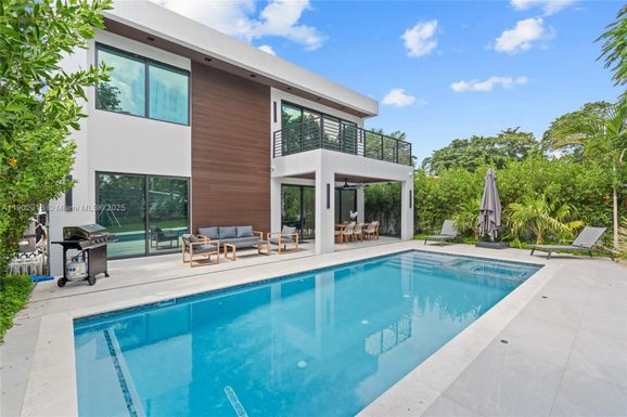 2531 NE 182, Miami FL 33160