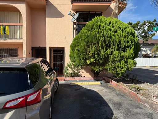 2555 W 53rd St # 404, Hialeah FL 33016