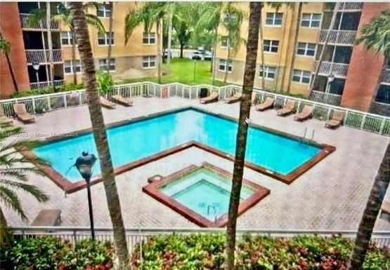 8333 Lake Dr # 404, Doral FL 33166