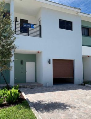 4416 NW 9th St, Plantation FL 33317