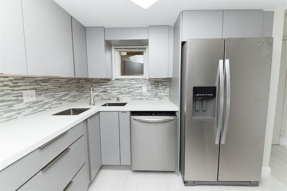 8323 Lake Dr # 402, Doral FL 33166