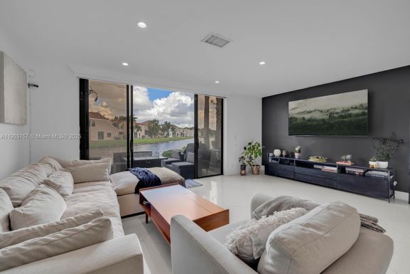 10731 NW 14th St # 275, Plantation FL 33322