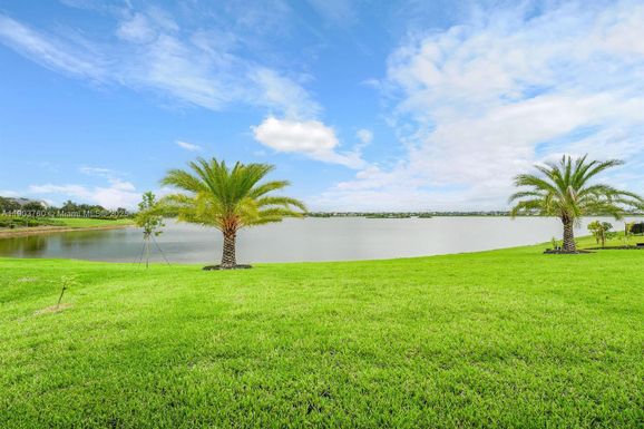 601 Hookline Cir, Loxahatchee FL 33470