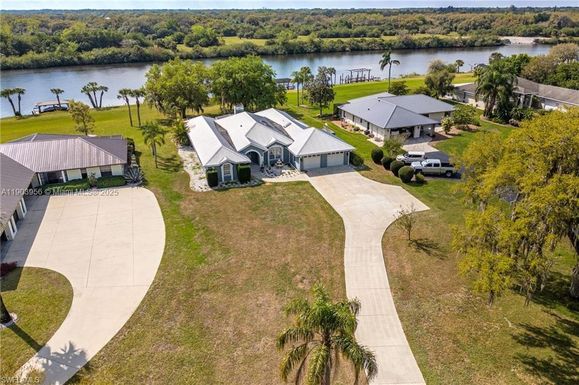 1261 Riverbend Dr, Other City - In The State Of Florida FL 33935