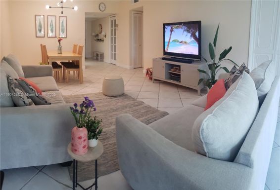 550 Oaks Ln # 202, Pompano Beach FL 33069