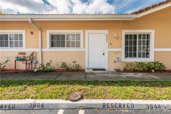 3944 SW 48th Ave, Pembroke Park FL 33023