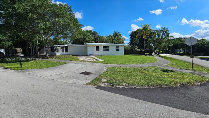 4630 SW 36th St, West Park FL 33023