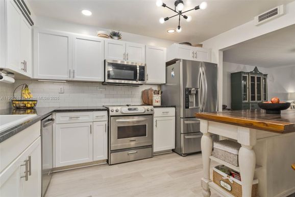 1603 NE 105th St # 9, Miami Shores FL 33138