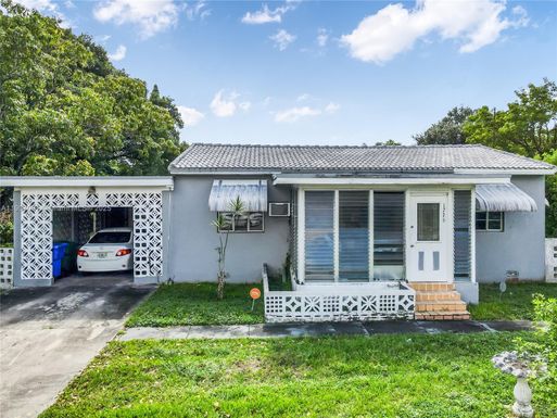 1776 NW 43rd St, Miami FL 33142