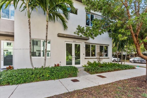 6680 NW 102nd Path, Doral FL 33178