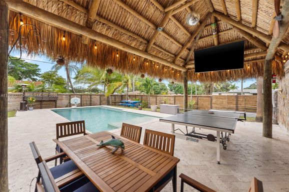 1220 E Hawthorne Cir, Hollywood FL 33021