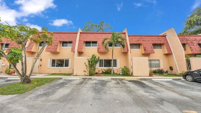 6 Spinning Wheel Ln, Tamarac FL 33319