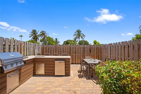 12317 NW 23rd Ct, Miami FL 33167