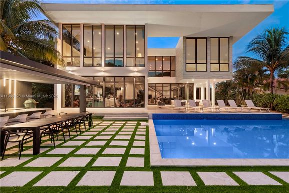 521 Holiday Dr, Hallandale Beach FL 33009