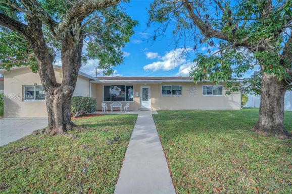 7751 NW 6th Ct, Pembroke Pines FL 33024