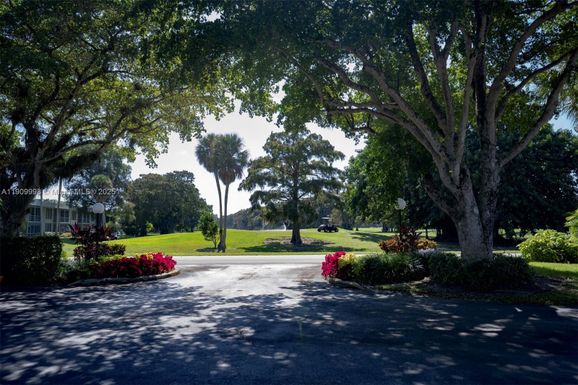 4017 N Cypress Dr # 201, Pompano Beach FL 33069