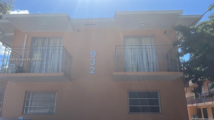 932 NW 5th St, Miami FL 33128
