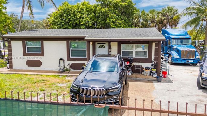 901 NW 34th Ter, Lauderhill FL 33311