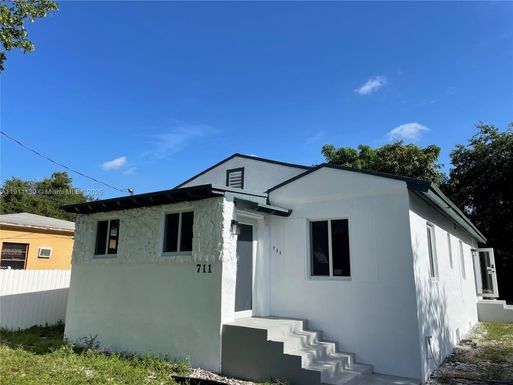 711 NW 55th St, Miami FL 33127