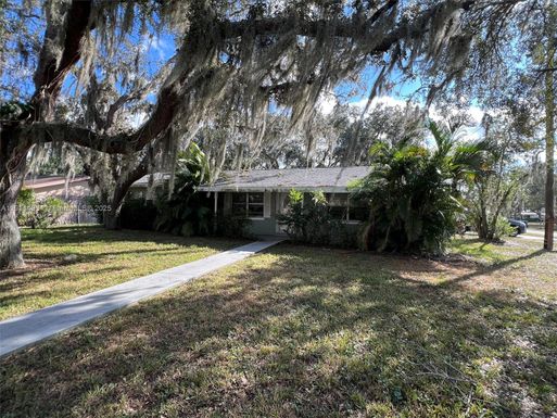 2930 Jasmine Dr, Lake Wales FL 33853