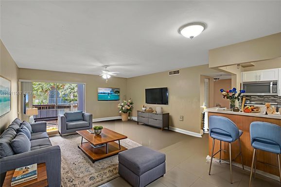 9459 SW 76th St # R7, Miami FL 33173