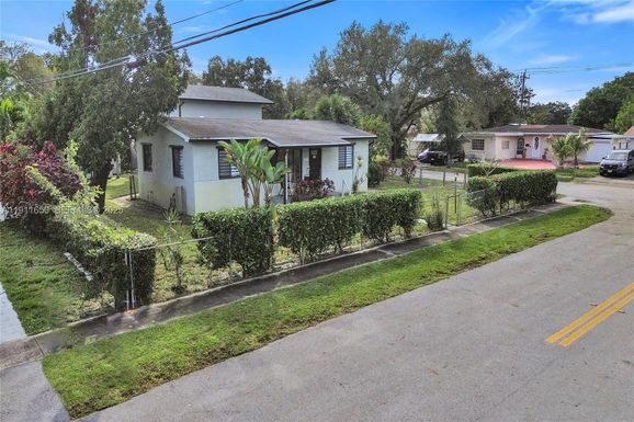 6470 Mcclellan St, Hollywood FL 33024