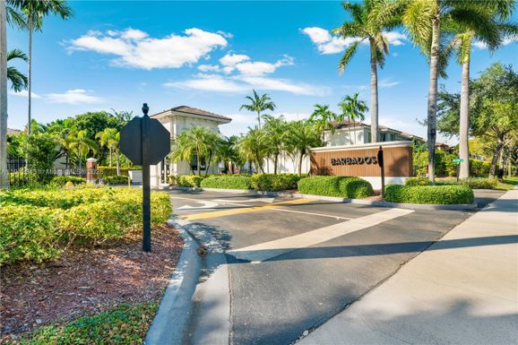 11583 NW 69th Ter, Doral FL 33178