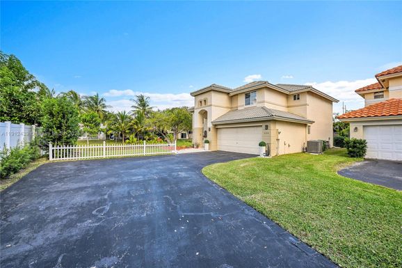 2726 NW 68th Ave, Margate FL 33063