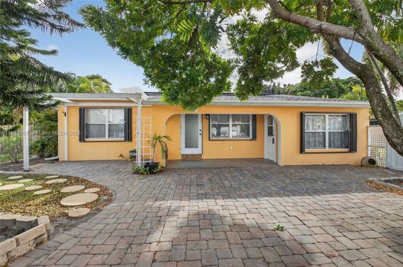 5172 Pine Tree Dr, Delray Beach FL 33484