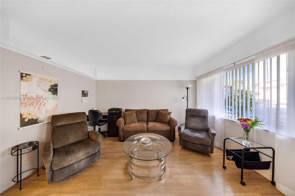 900 SW 10th Ter # 8S, Hallandale Beach FL 33009