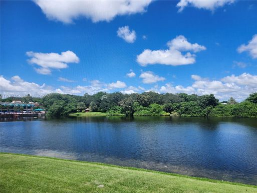 9450 Poinciana Pl # 205, Davie FL 33324