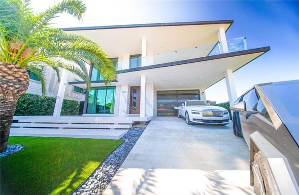 7520 W Treasure Dr, North Bay Village FL 33141