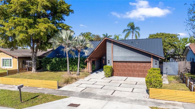 841 NE 205th St, Miami FL 33179