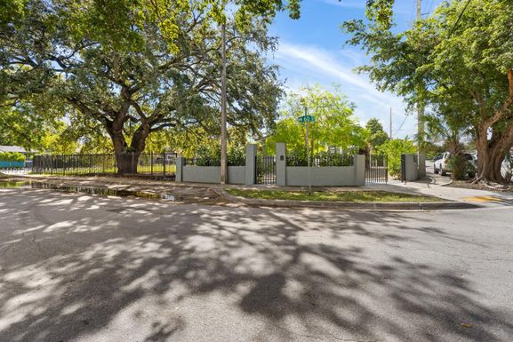 790 NW 60th St, Miami FL 33127